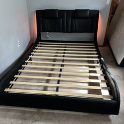 Queen bedframe 