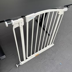 Dream Baby 30”Height Safety Gate for Kids and Pet Very Good Condition 