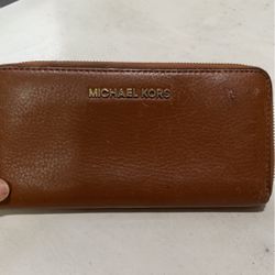 Michael Kors Zippy Wallet