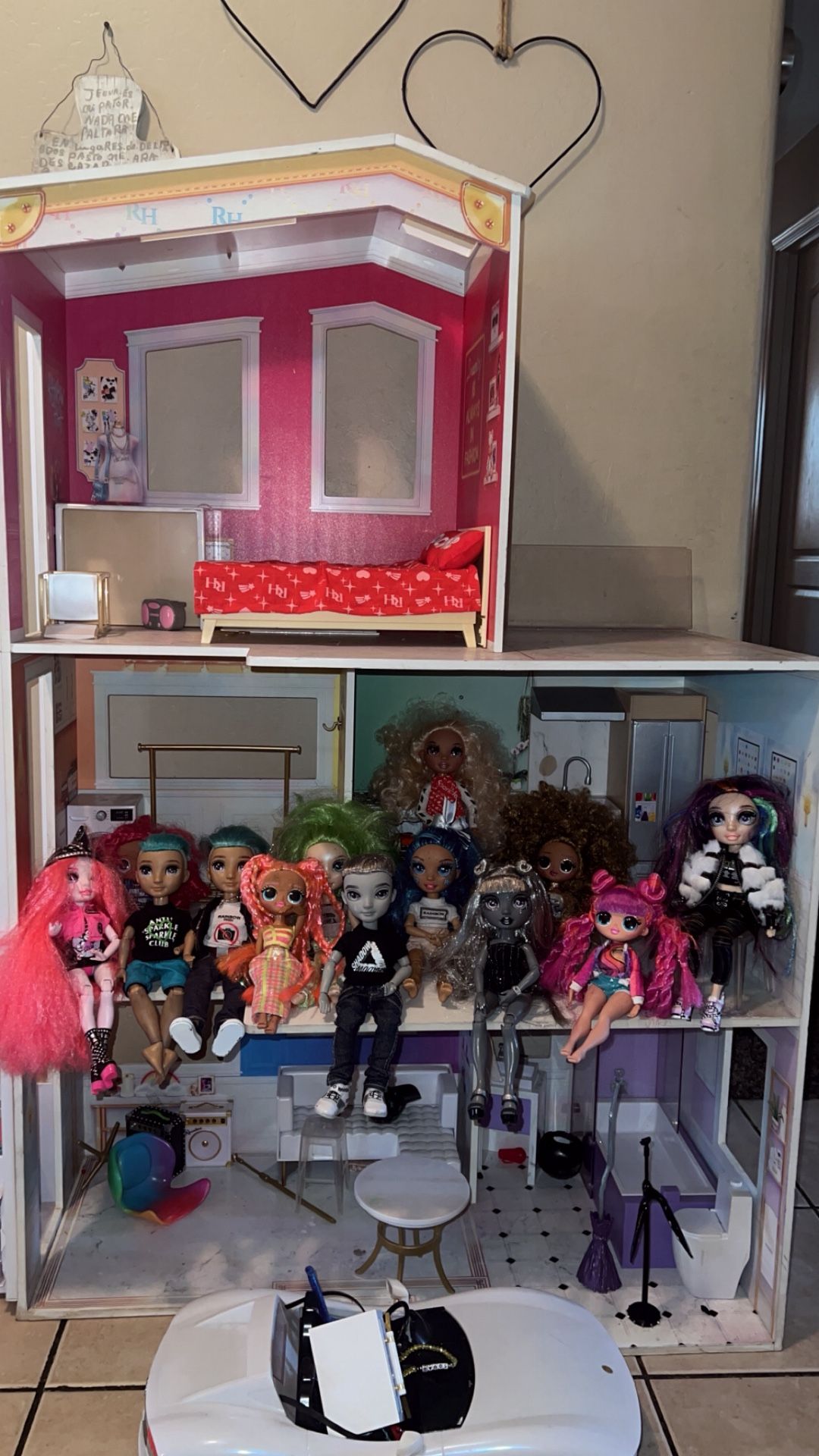 Rainbow, High Dollhouse with 13 dolls and lots of accessories