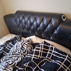 King Size Bedfram & Sterns& Fostervpillowtop Mattress