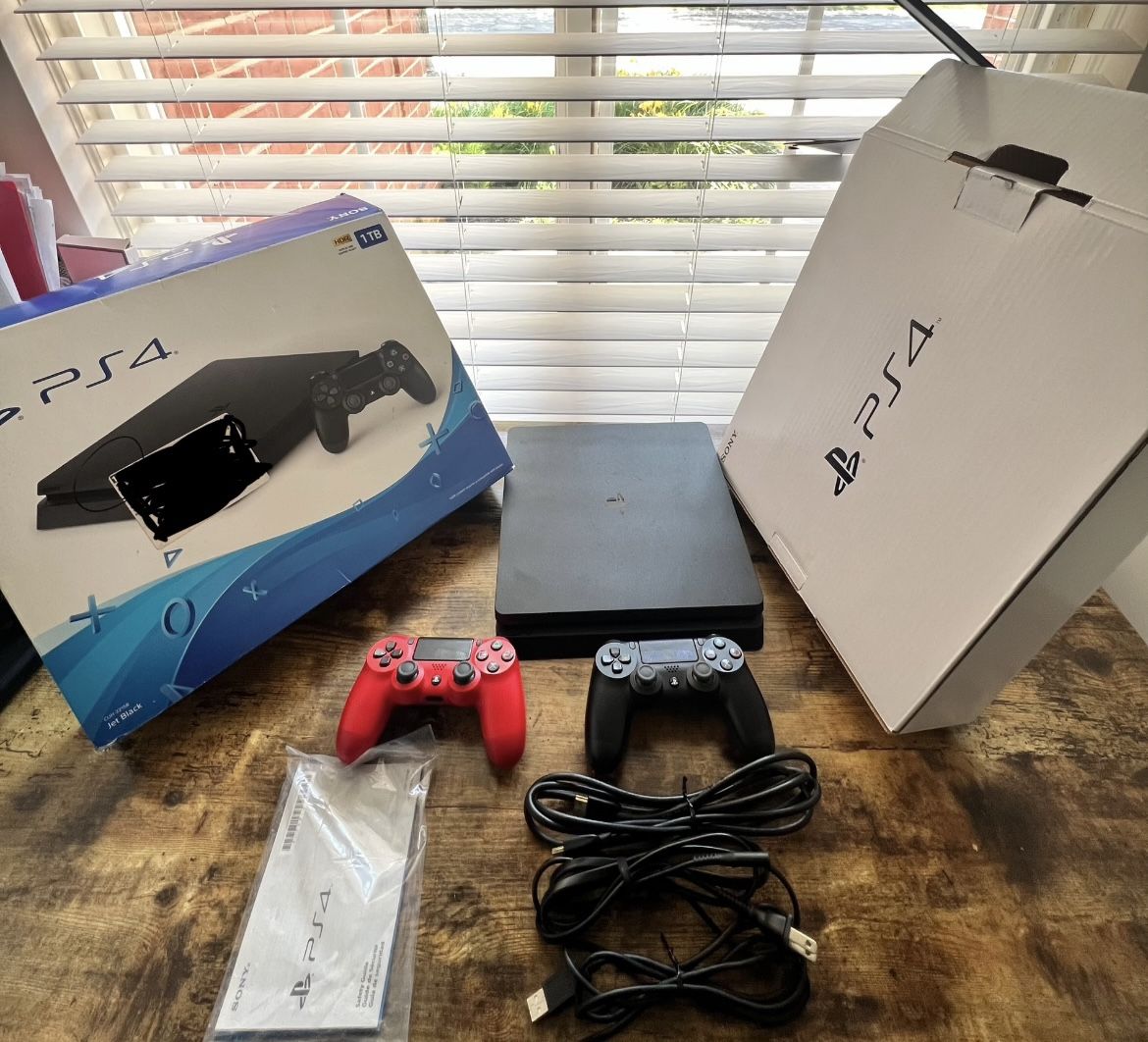 PlayStation 4 Slim 1TB - Black