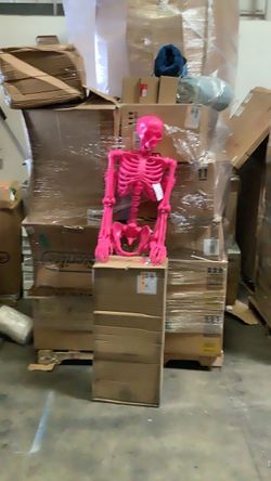 hyde and eek posable skeleton 60”h fuchsia
