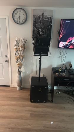 2 Dj speakers that’s 15inch woofers, 2 ray speakers on top n 2 subwoofers that 6000 watts