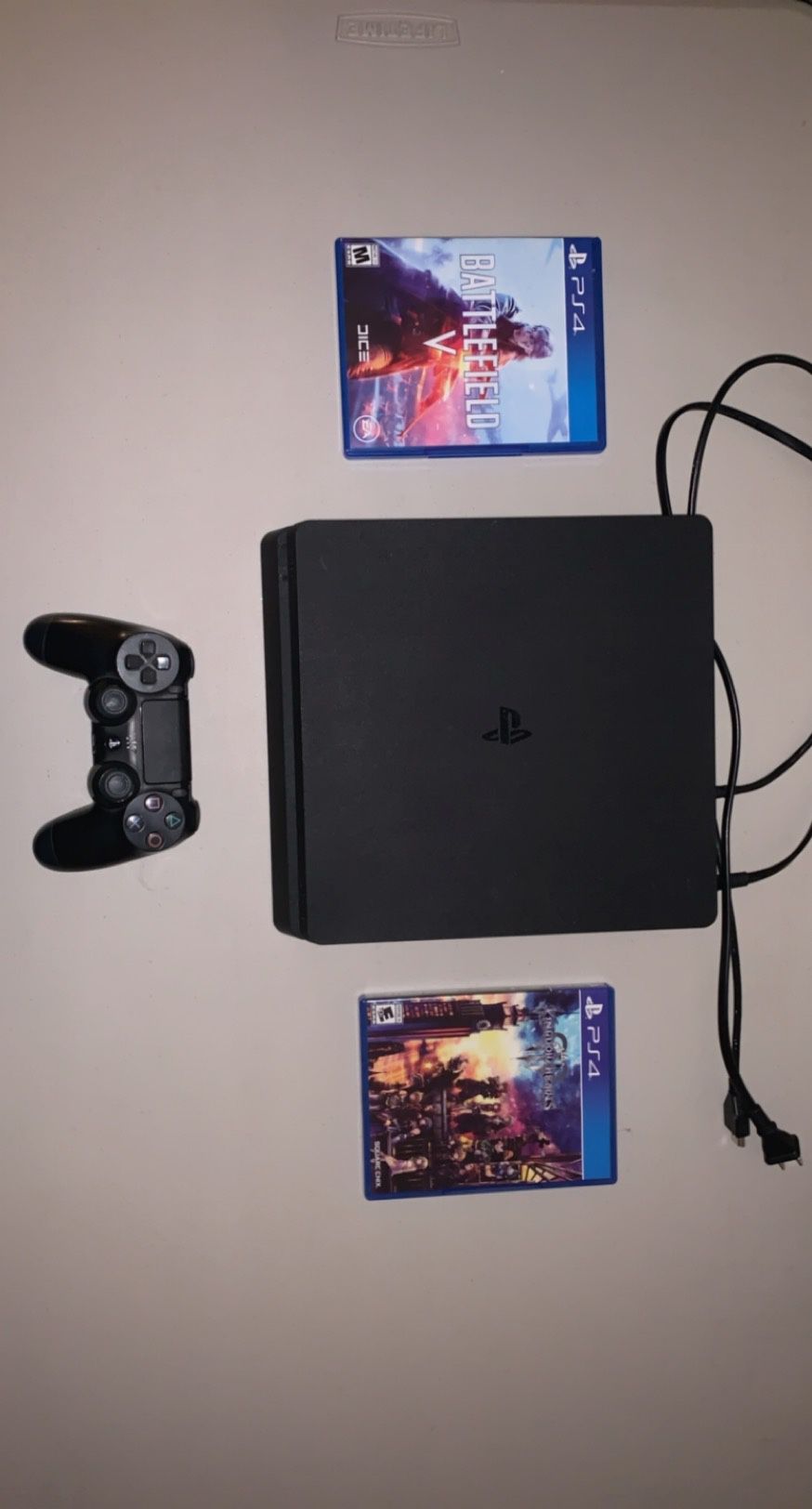 PS4 Slim 1TB + 1 Controller + 2 Games
