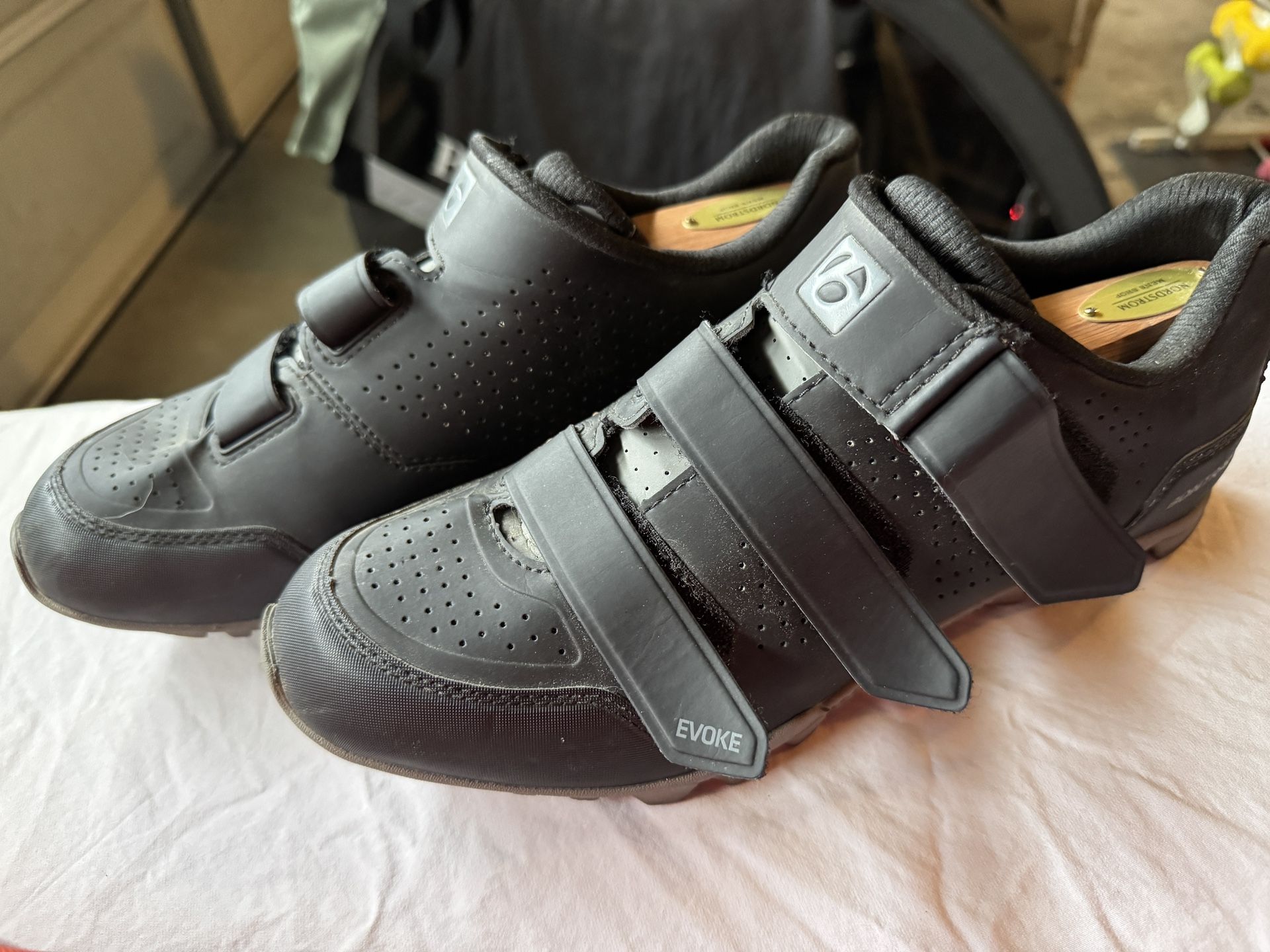 Bontranger mountain Biking, Biking Shoes evoke Size 11-Great Condition