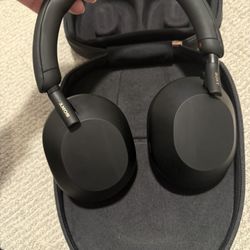 Sony headphones 1000XM5