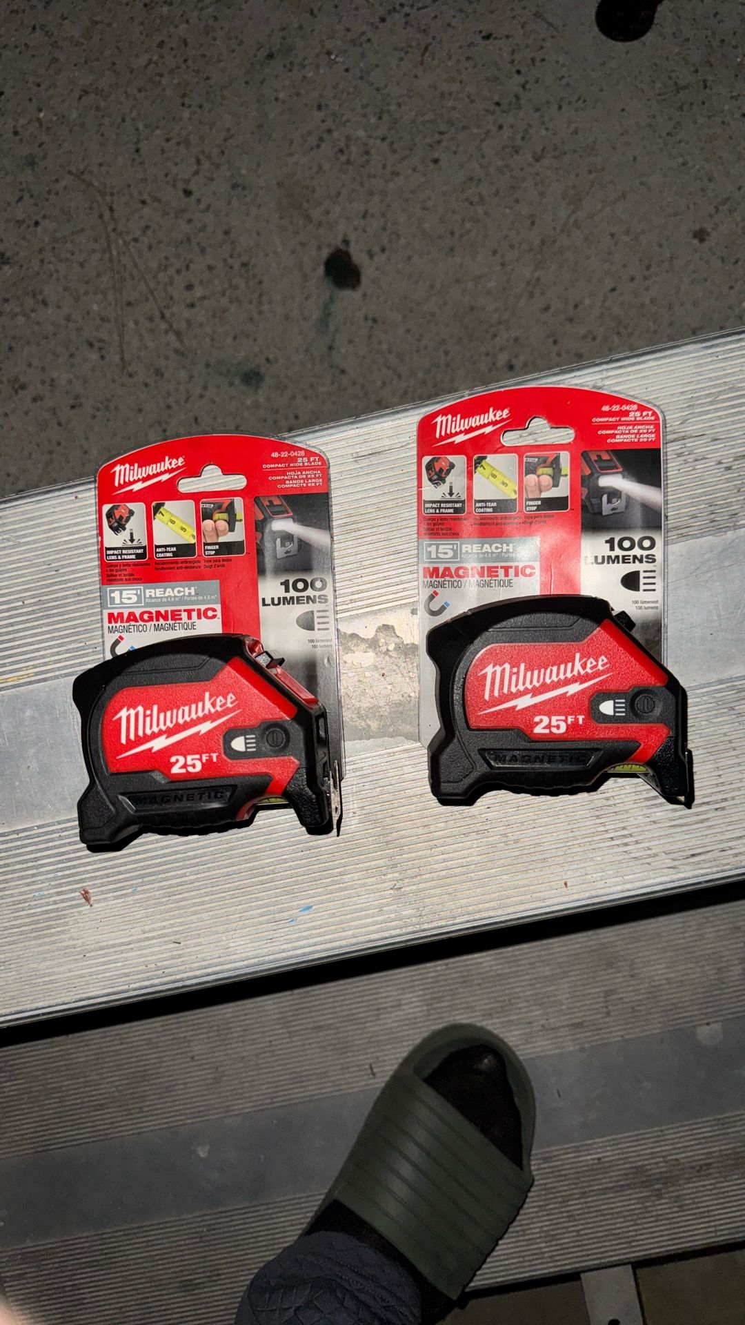 Milwaukee Measuring Tape Magnetic 25ft 100 Lumens