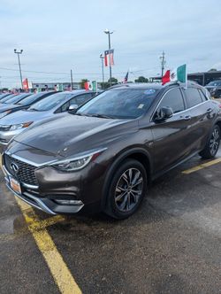 17 Infiniti QX 30