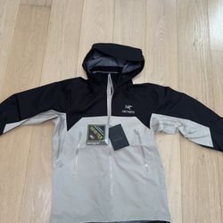 Arc’teryx Beta AR Jacket in Black/Rune