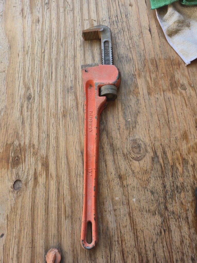 Heavy-Duty Straight Pipe Wrench 18"