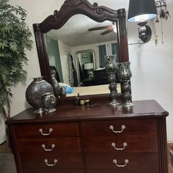 High Quality Solid Wood  Dresser With Mirror In Good Condition 