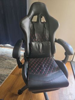 Gaming chair i just want 105 Bucks and it's all yours