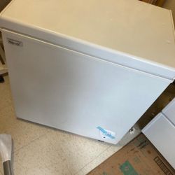 Never Used Hanai Chest Freezer with Storage Basket Top Open Door 7 Temperature Control for Home, Garage And Basement