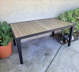 Resin patio table (New)