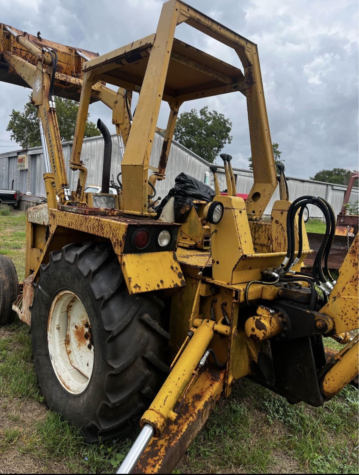 3400 International Series Backhoe