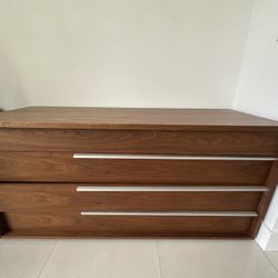 4-Drawer Wood Dresser - Needs Minor Repair 