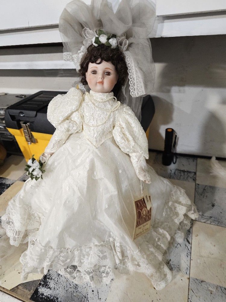 Dynasty Doll Collection Annual Bride 24" Brunette Curly Hair Gown Train Veil