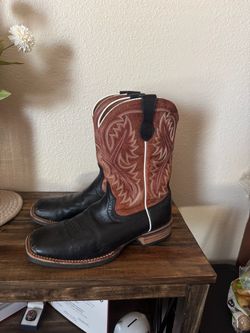 Ariat boots men’s. Size 11 black. Size 10 brown.