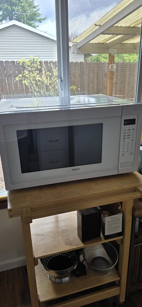 Microwave, Whirlpool 2.2 Cu. Ft.