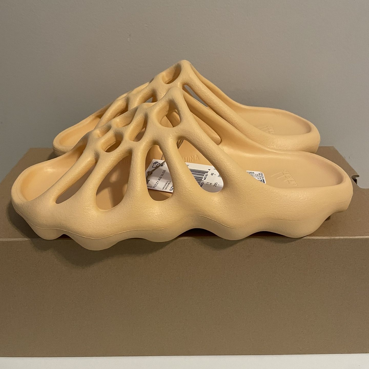 Adidas Yeezy 450 Slide Cream Size 11 NEW IN BOX for Sale in Chicago,  Illinois - OfferUp