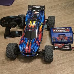 Traxxas 4x4 RUSTLER VXL 3S WITH CHARGER AND BATTERY.