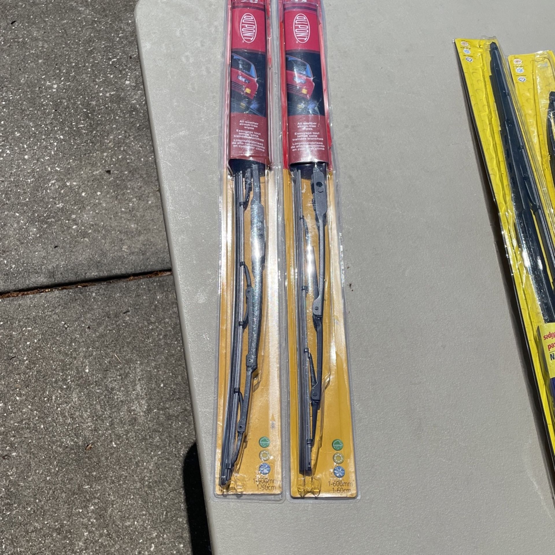 Windshield wiper blades