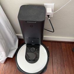 Roomba i6 Robot Vacuum w/ Self-Emptying Dock (Clean Base)