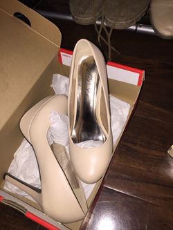 Very pretty size 7 ..10 dls or best offer..almos new