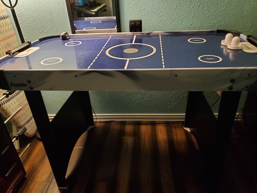 Air hockey table