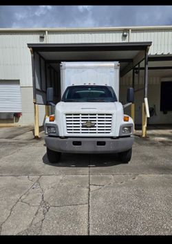 2005 Chevy 6500 Box Truck w/ lift gate