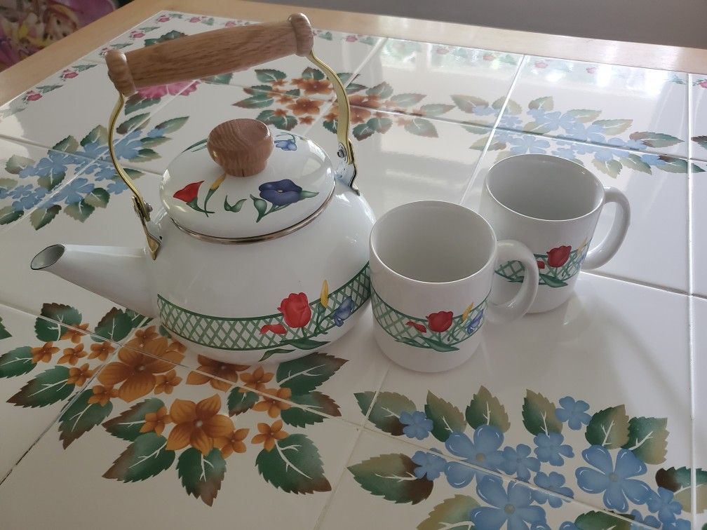 Kettle , Mugs And Slow Cooker