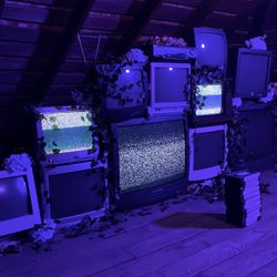 8 CRT TVs / Monitors