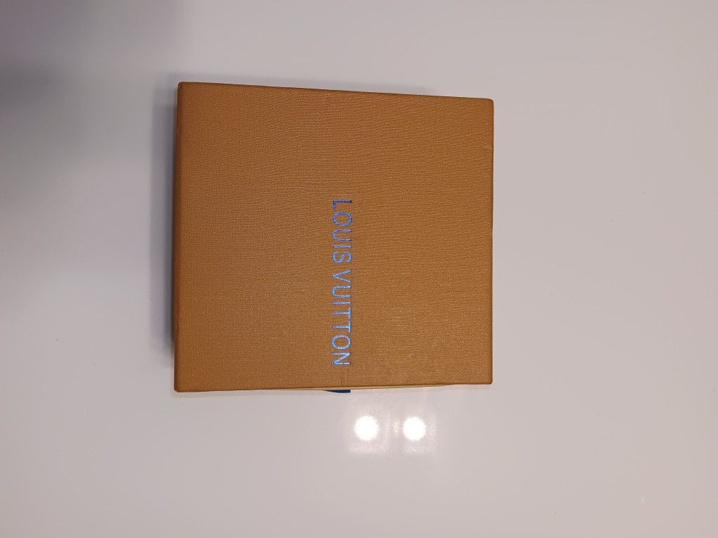 “Authentic Louis Vuitton Packaging – Perfect for Gifts or Collectors”

