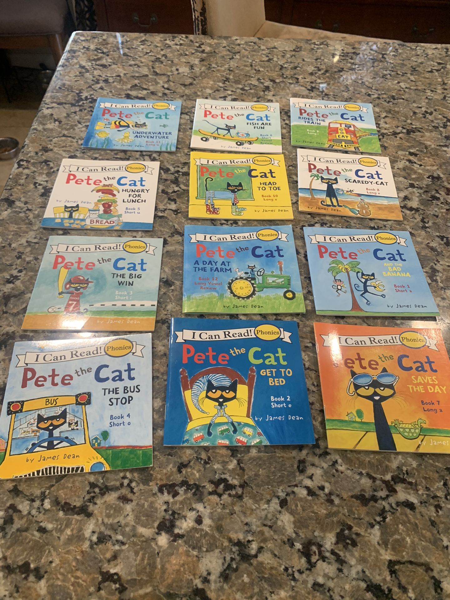 Pete the Cat 12 Mini Book Phonics Box