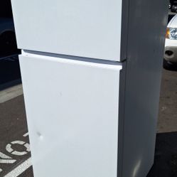 SMALL. APARTMENT REFRIGERATOR (DELIVERED)