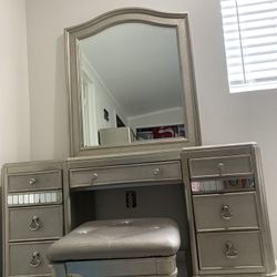 Make Up Vanity With Chair 