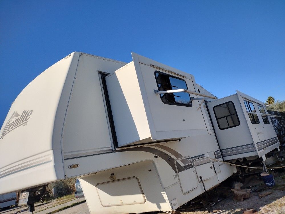 RV Trailer 33 Ft 