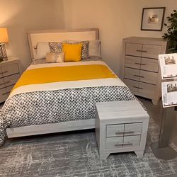 New 4pc bedroom set in box 899