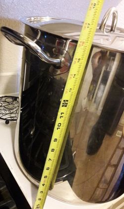 Stainless steel pot. Holla de acero inoxidable