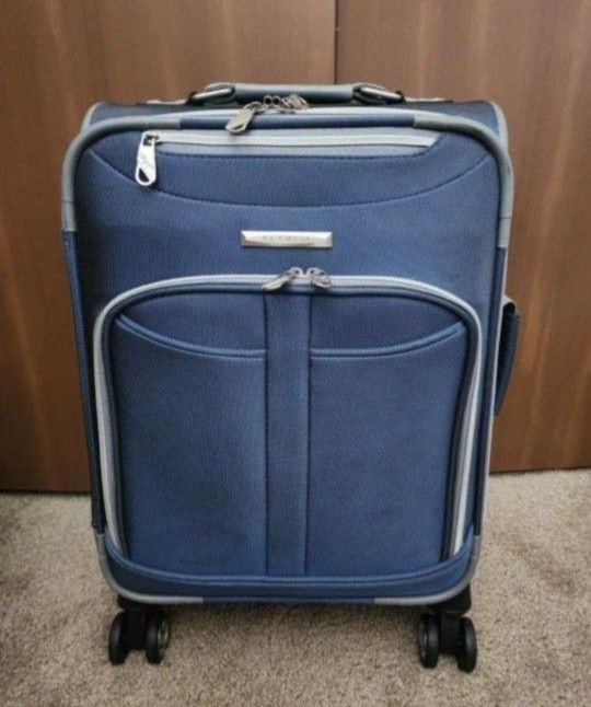 Olympia USA travel bag. Good condition. Size in the photo. In picture 6, you can see a black spot.