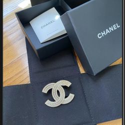 New 2019 Authentic CHANEL Classic CC Large Gold Tone Crystal Pearl Pin Brooch