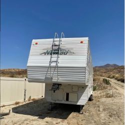 Toy Hauler 5th Wheel