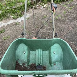 Scott’s Spreader With Edgeguard.  Works Great. 