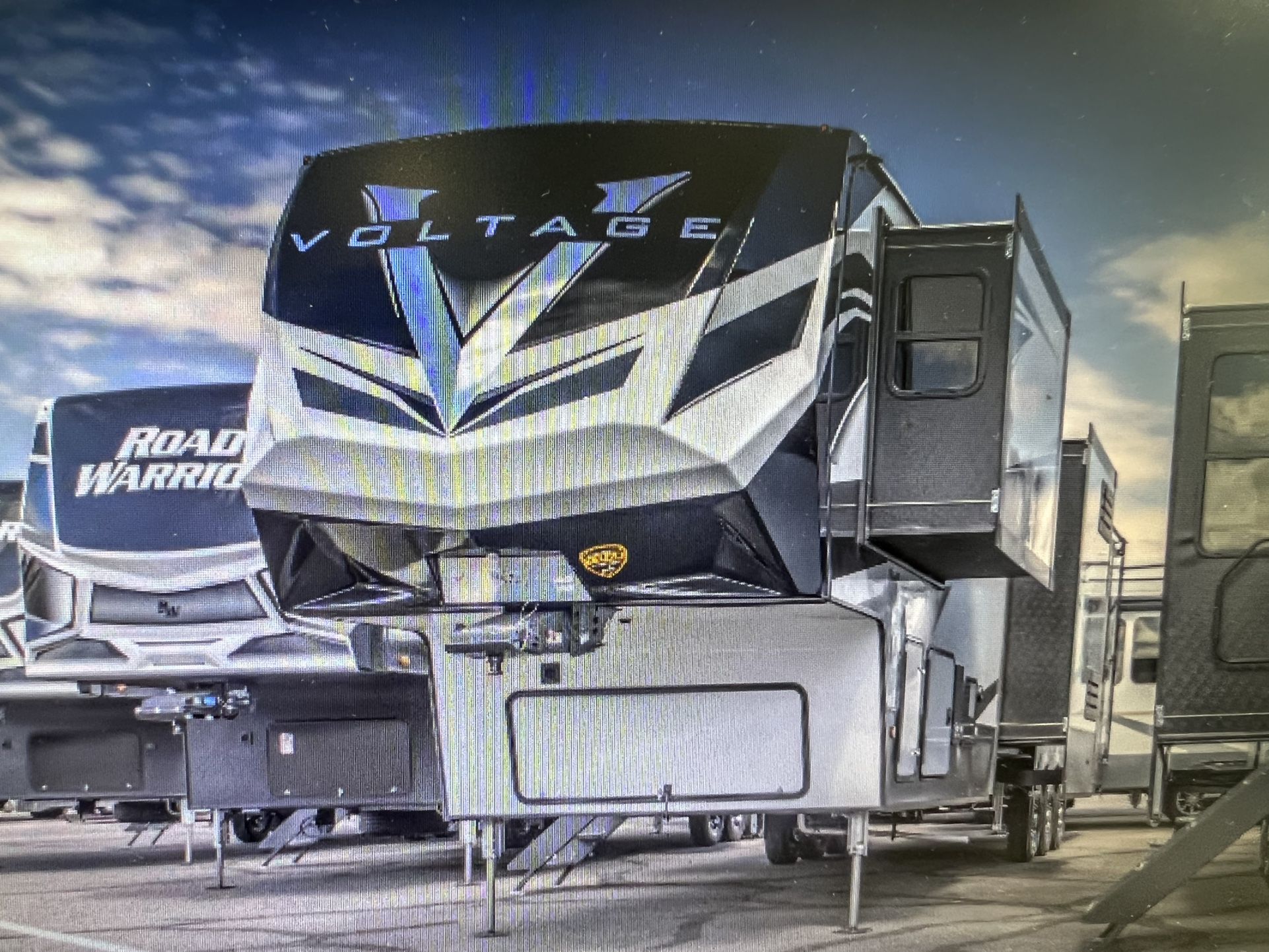 2022 VOLTAGE 4015 TOYHAULER 5/wheel