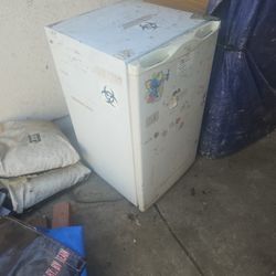 MINI FRIDGE 
