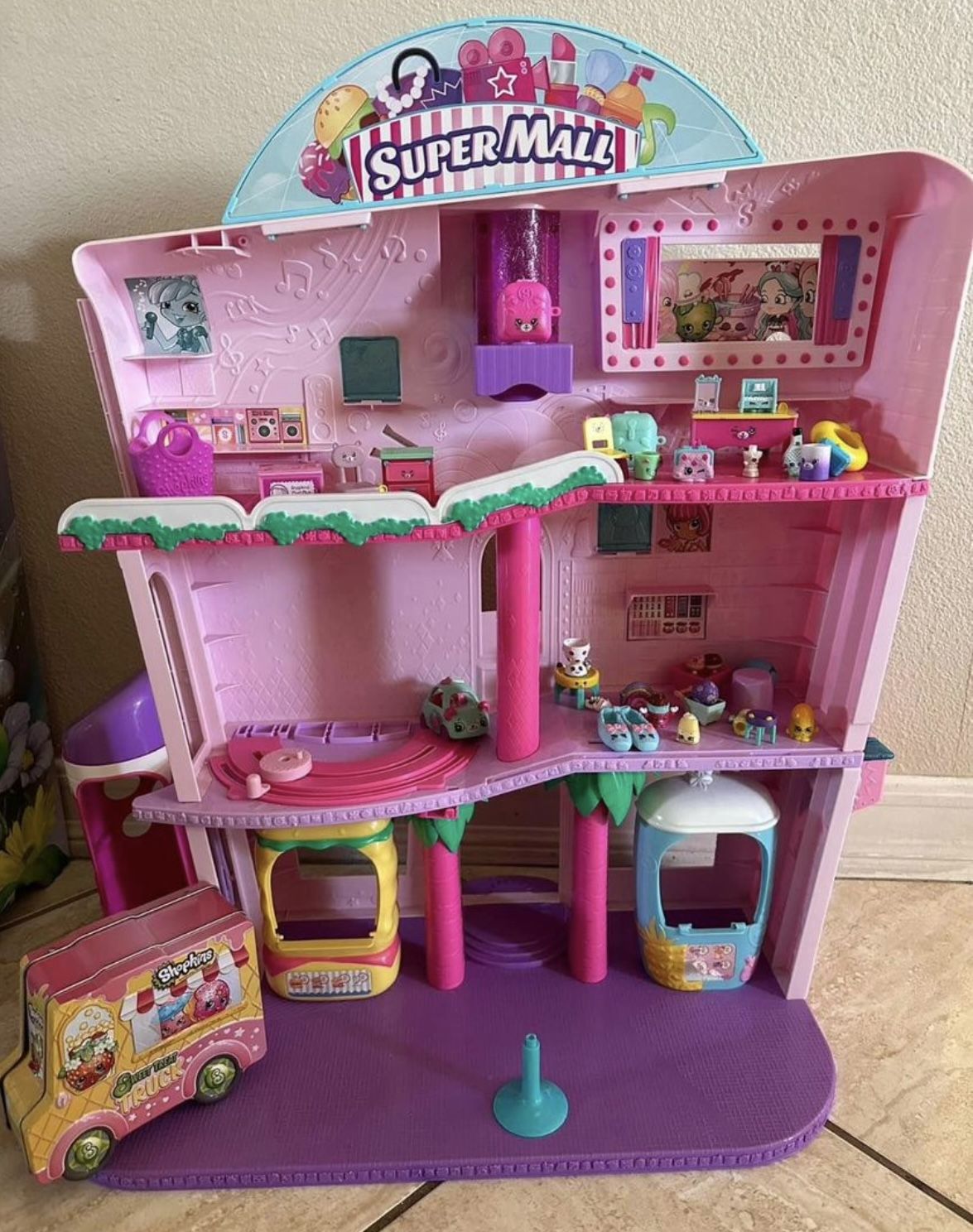 Shopkins Super Mall With Toy Accessories Included 