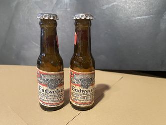 Vintage Budweiser novelty salt and pepper shaker set designed as miniature beer bottles