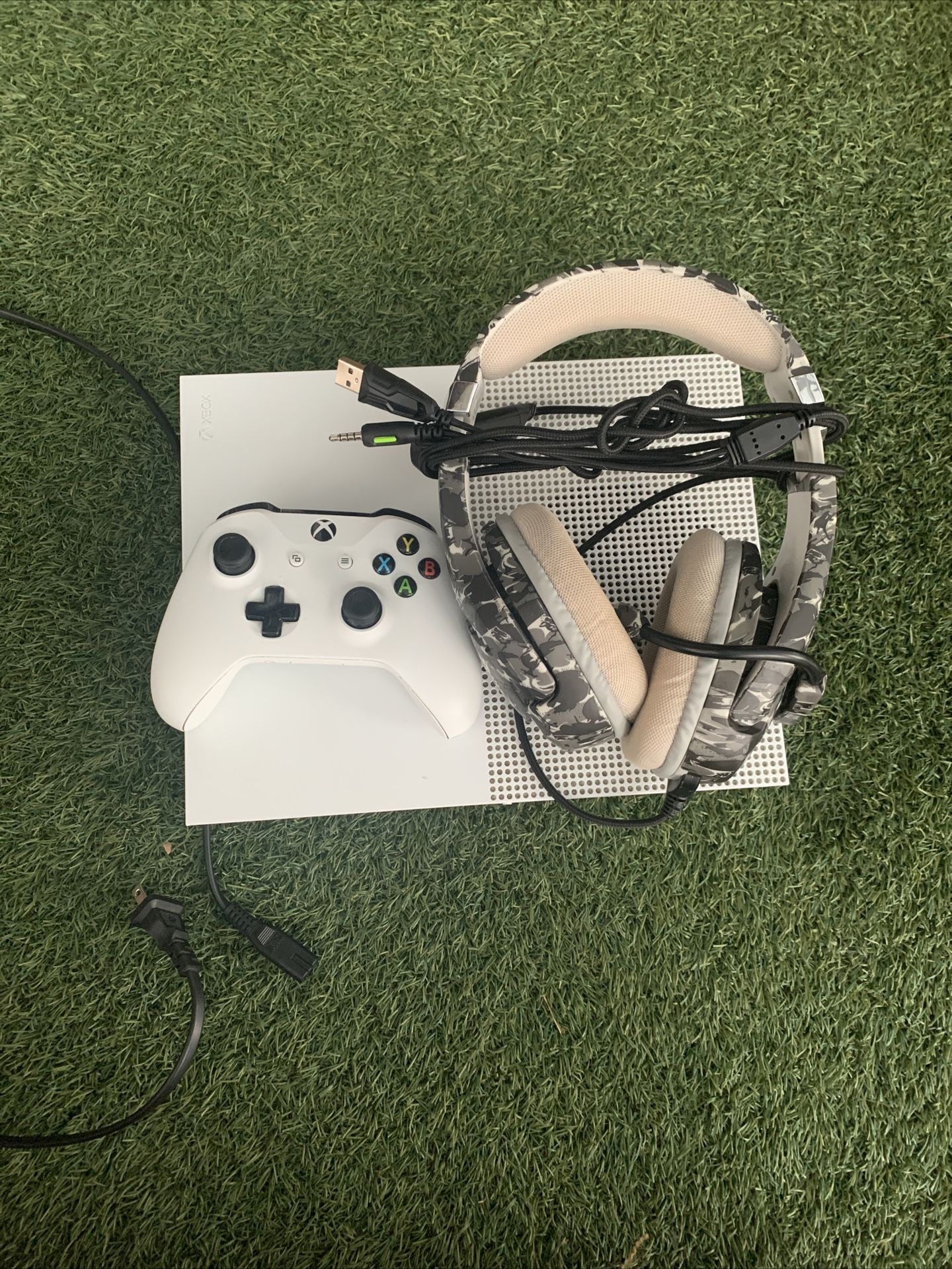 xbox s with controller headset and HDMI cord