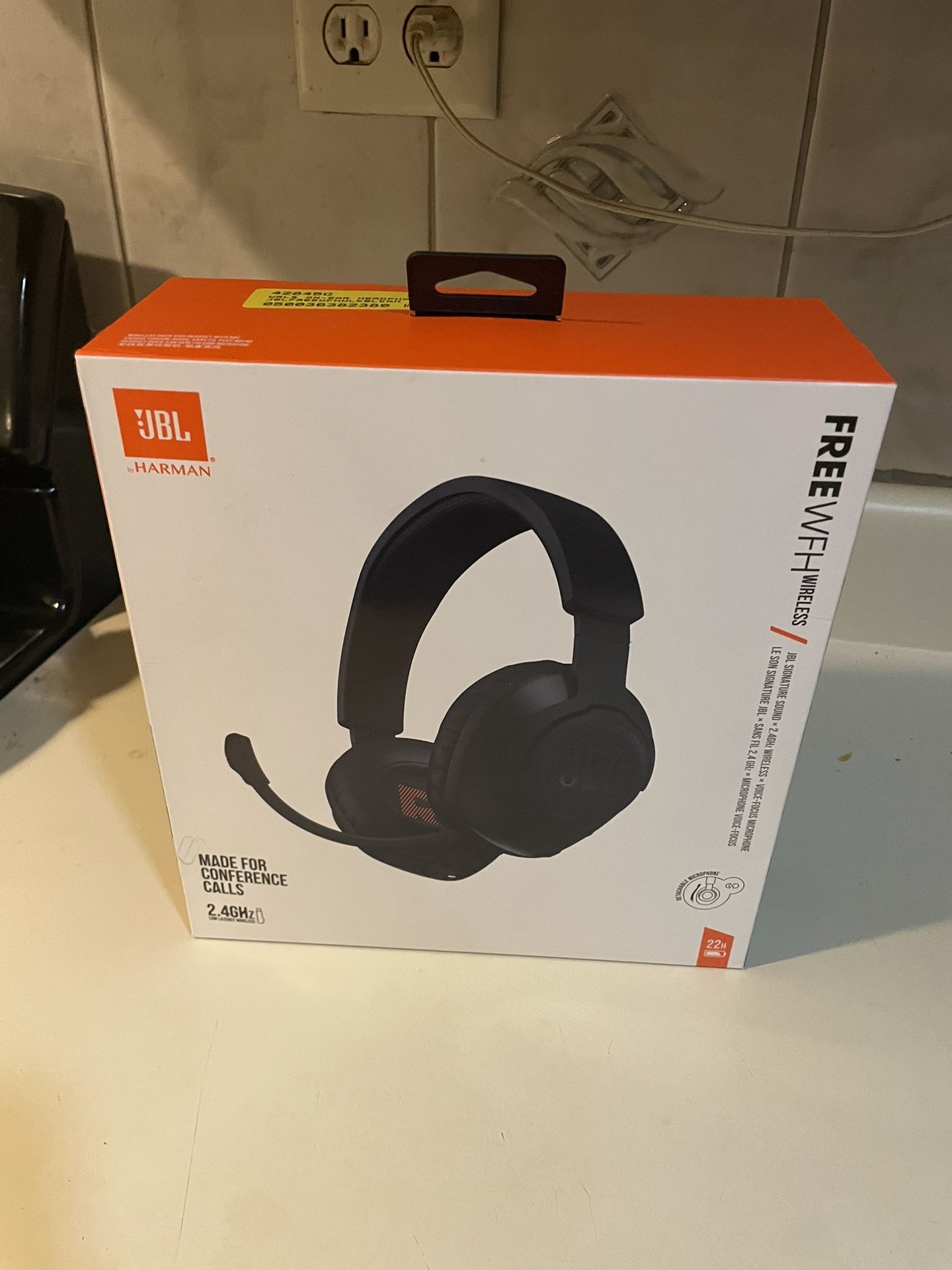 JBL FREE WFH Wireless headphones with Detachable Microphone in black. 